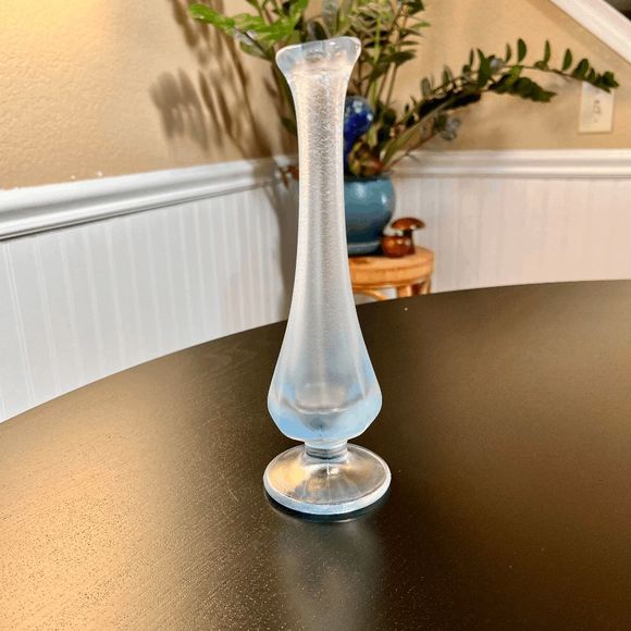 Vintage FENTON 8” Iridescent Velva Iridescent Blue Stretch Glass Footed Bud Vase - Picture 2 of 6